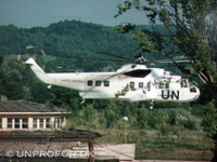 Diplomater ankommer med helikopter