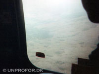Bombekratere set fra helikopter